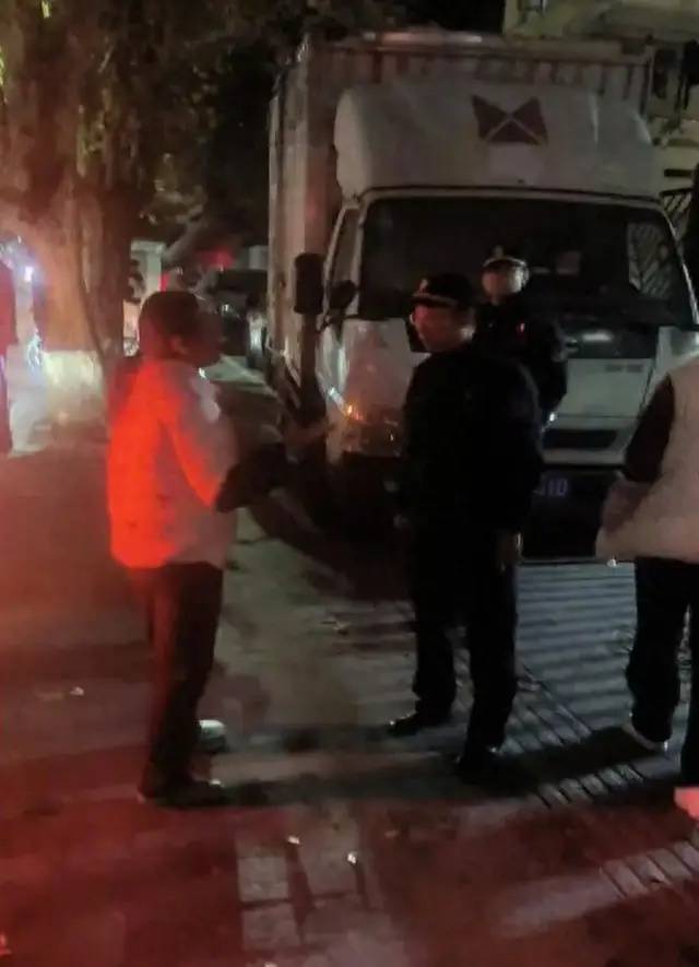 官方通報(bào)“攤販借錢(qián)給執(zhí)法人員交罰款”：涉事執(zhí)法人員存在言語(yǔ)不當(dāng)被批評(píng)教育，已致歉