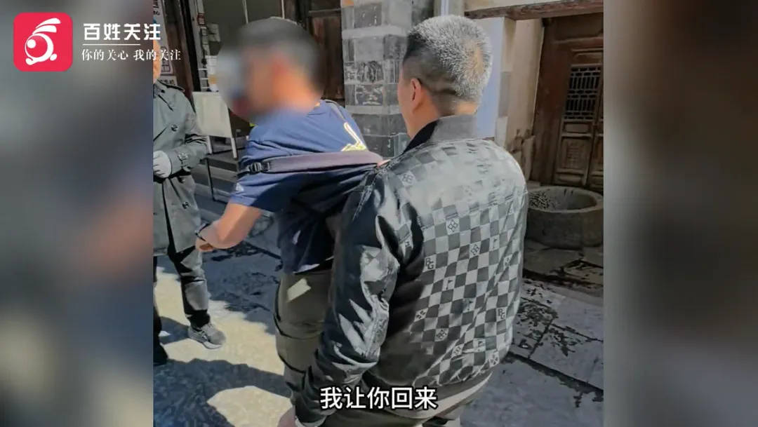 云南一古城商戶與游客起沖突，商戶放話：“打電話叫人把你們砍死！”