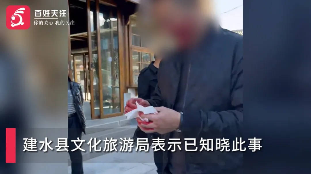 云南一古城商戶與游客起沖突，商戶放話：“打電話叫人把你們砍死！”