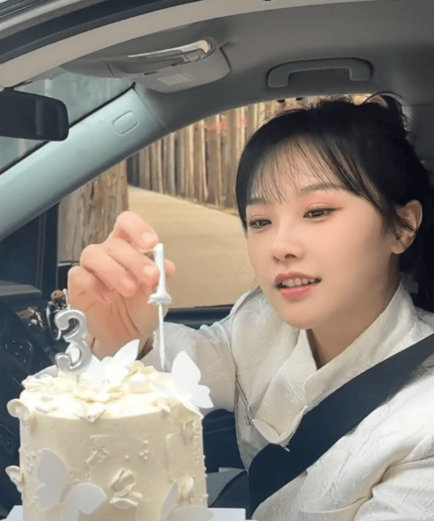 熱搜第一！“挖呀挖”黃老師疑開豪車引熱議