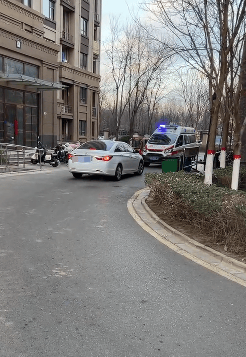 私家車未讓救護(hù)車反而步步緊逼，目擊者：老人遺憾離世，河北警方：行政拘留！