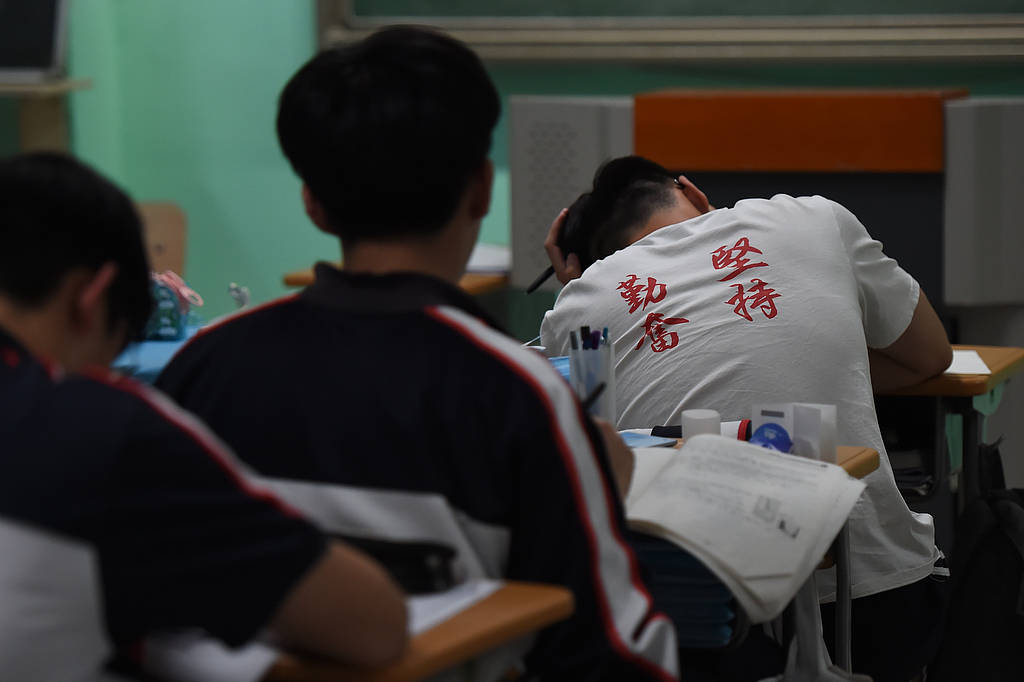 晚自習(xí)上廁所要開醫(yī)院證明？反人性的教育該消停了