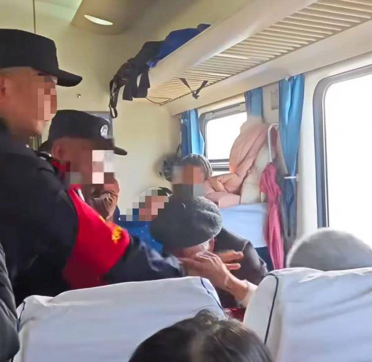 母女倆列車霸座還持刀威脅，12306回應(yīng)