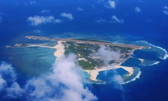 4艘菲船強闖黃巖島！解放軍軍艦開閘放水，先給菲軍“洗個澡”