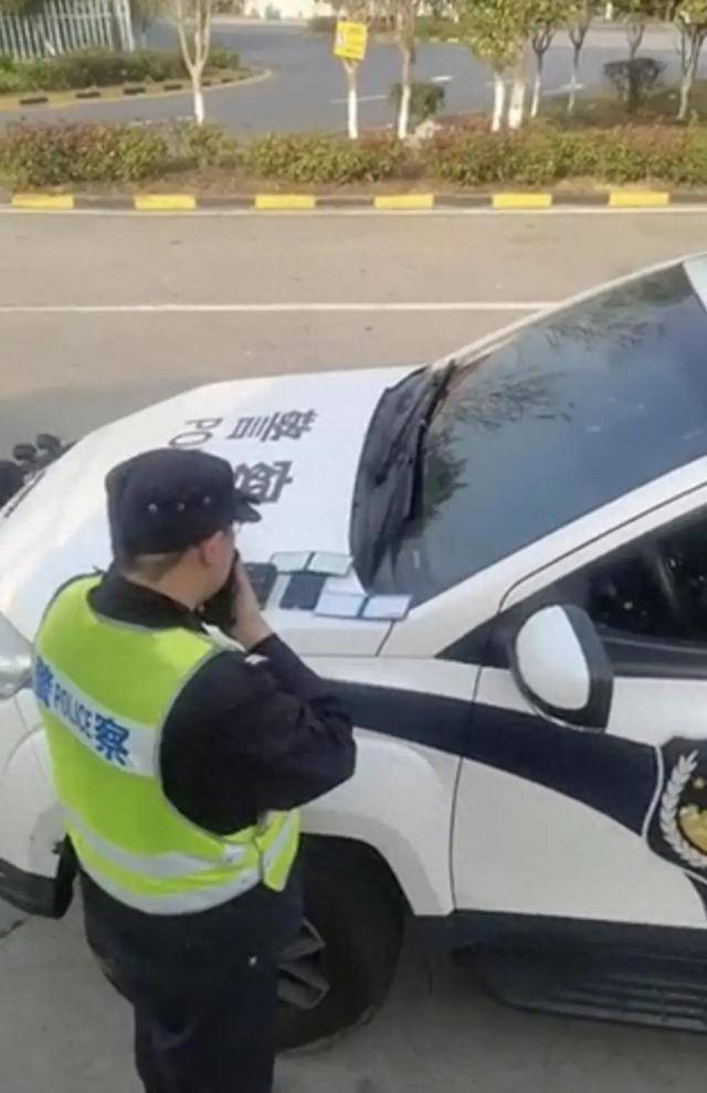 交警服務區(qū)叫醒司機開罰單，最新回應