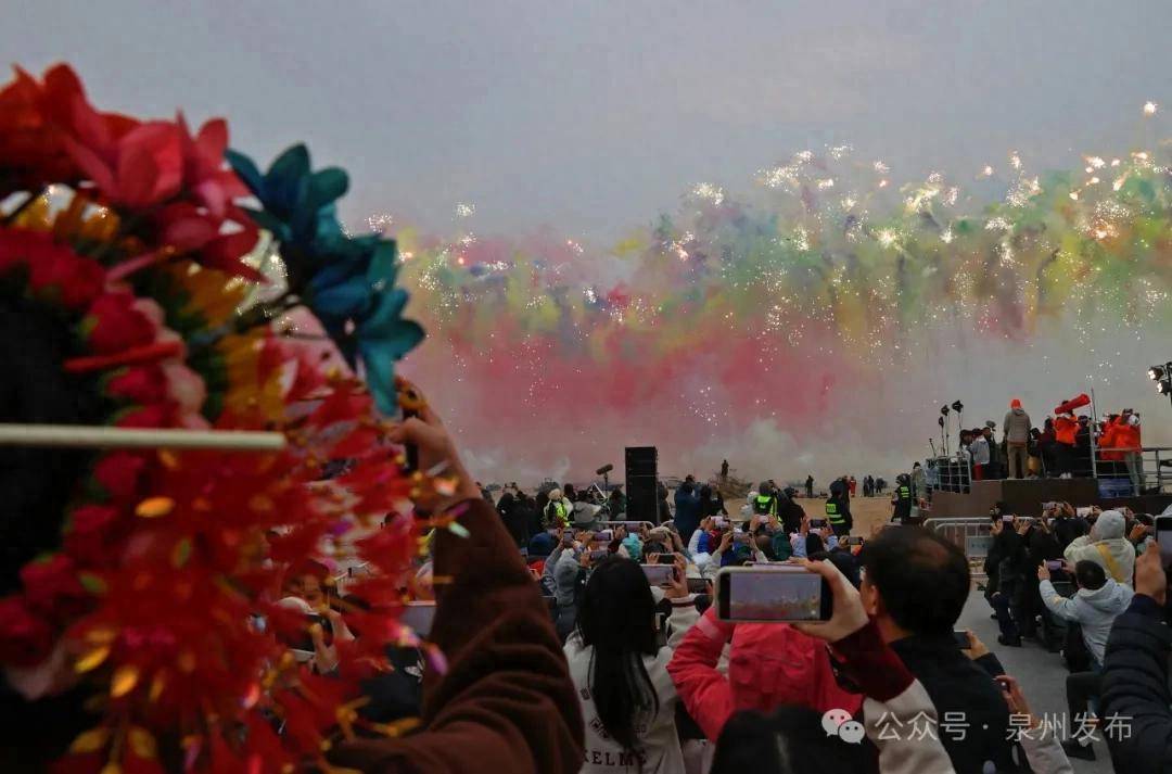 蔡國強(qiáng)煙花秀大量無人機(jī)墜海，網(wǎng)友直呼遺憾，本人回應(yīng)