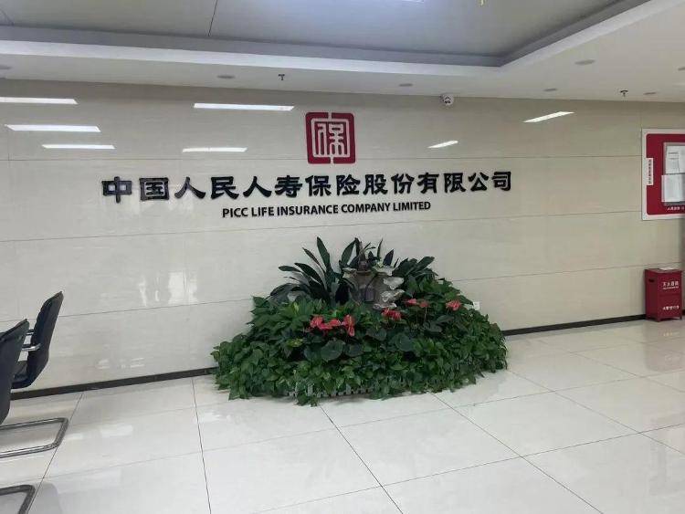 長(zhǎng)沙退休老人花百萬(wàn)買十多份保險(xiǎn)，保單寫年薪30萬(wàn)？家屬質(zhì)疑被誘導(dǎo)，各方回應(yīng)