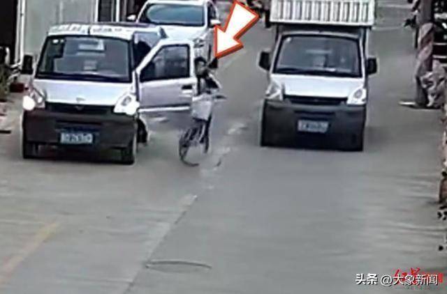 男孩騎單車遭遇“開門殺”，摔倒后又被小貨車碾壓 廣東汕頭有關(guān)部門：及時送醫(yī)，無生命危險