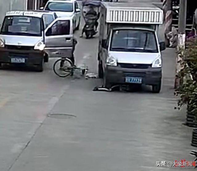 男孩騎單車遭遇“開門殺”，摔倒后又被小貨車碾壓 廣東汕頭有關(guān)部門：及時送醫(yī)，無生命危險