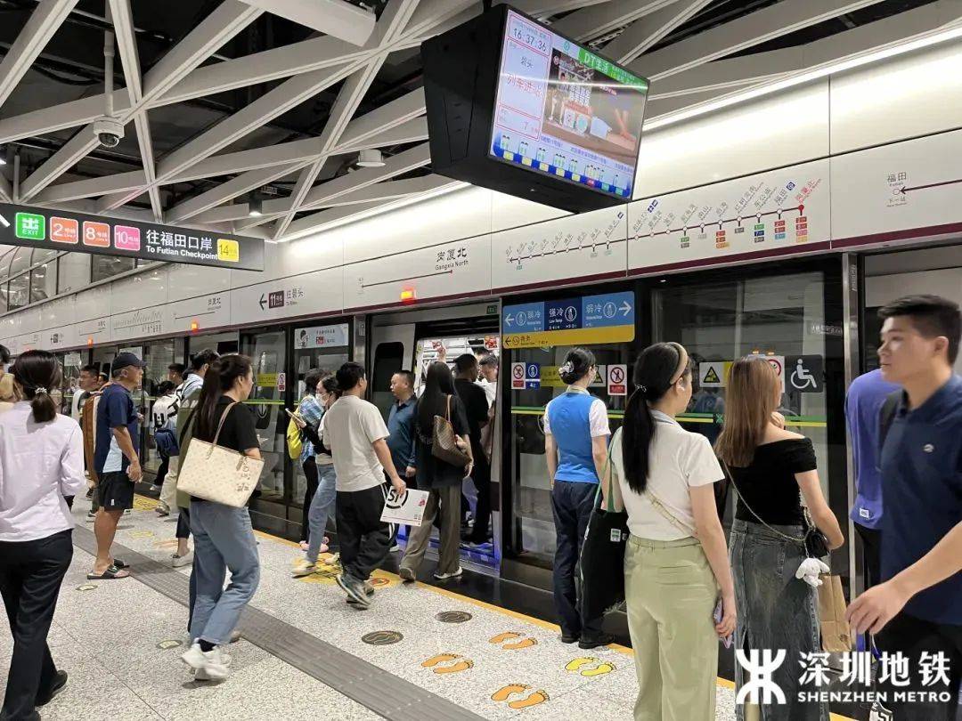 “5趟都沒擠上！”深圳地鐵11號線恢復(fù)早高峰商務(wù)車廂核準(zhǔn)首日