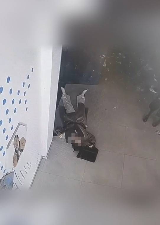 河南一大學(xué)老師心臟驟停暈倒，女學(xué)生按壓施救：我也很害怕，看到老師好轉(zhuǎn)激動(dòng)手抖