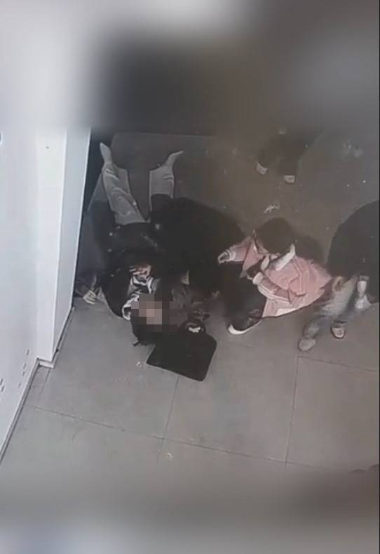 河南一大學(xué)老師心臟驟停暈倒，女學(xué)生按壓施救：我也很害怕，看到老師好轉(zhuǎn)激動(dòng)手抖