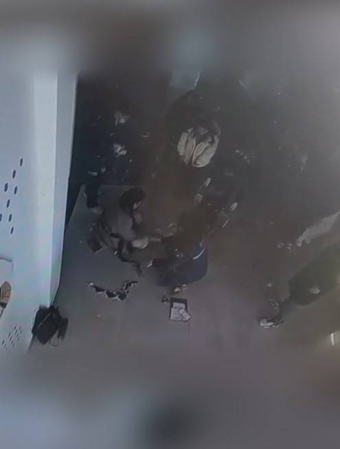 河南一大學(xué)老師心臟驟停暈倒，女學(xué)生按壓施救：我也很害怕，看到老師好轉(zhuǎn)激動(dòng)手抖