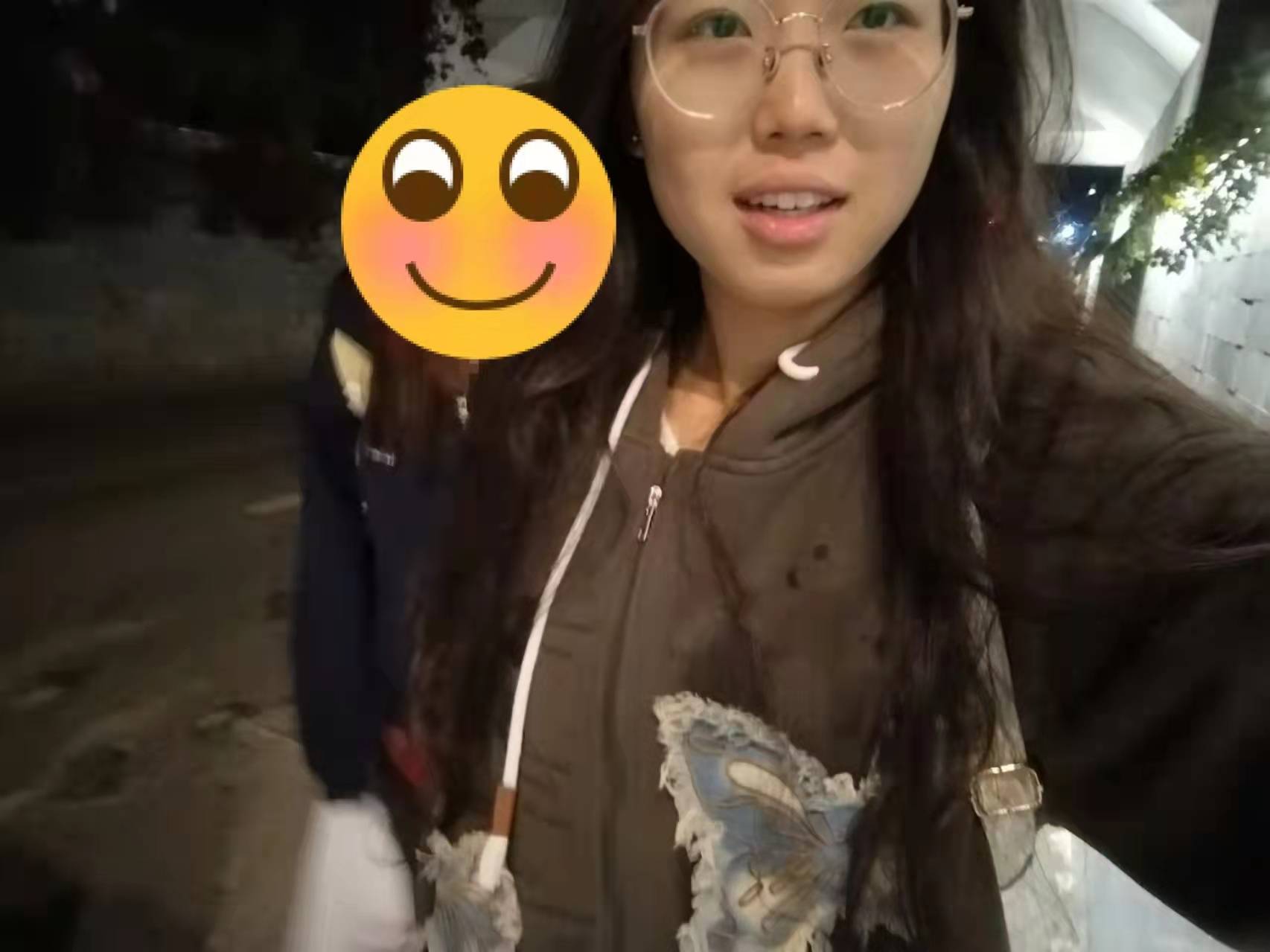河南一大學(xué)老師心臟驟停暈倒，女學(xué)生按壓施救：我也很害怕，看到老師好轉(zhuǎn)激動(dòng)手抖