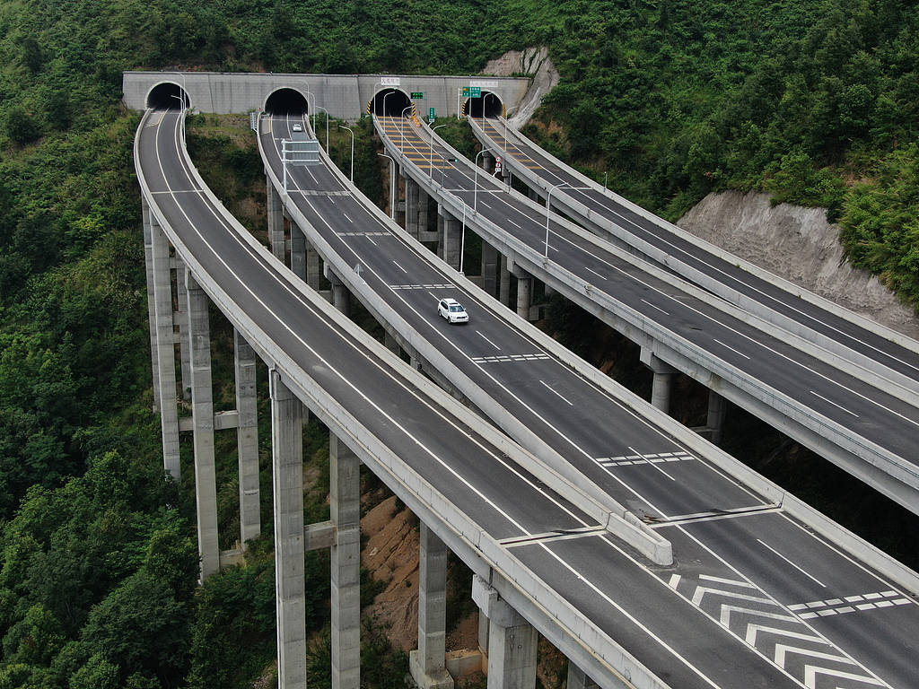 交警高速設(shè)卡攔截處罰超速車，如此“擦邊”為安全還是搞錢