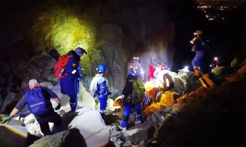 北京一男子帶娃登山意外身亡，8歲孩子：以為爸爸只是睡著了
