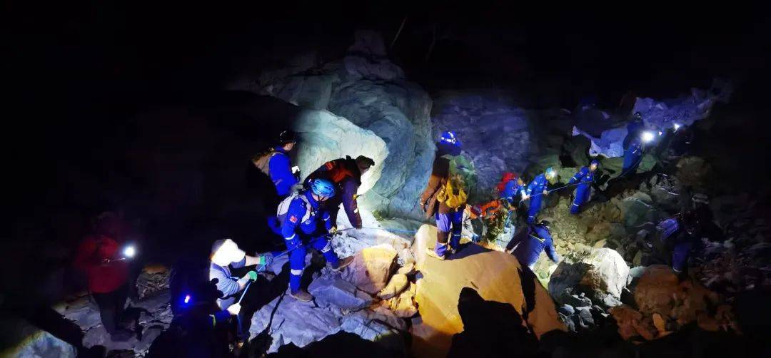 北京一男子帶娃登山意外身亡，8歲孩子：以為爸爸只是睡著了