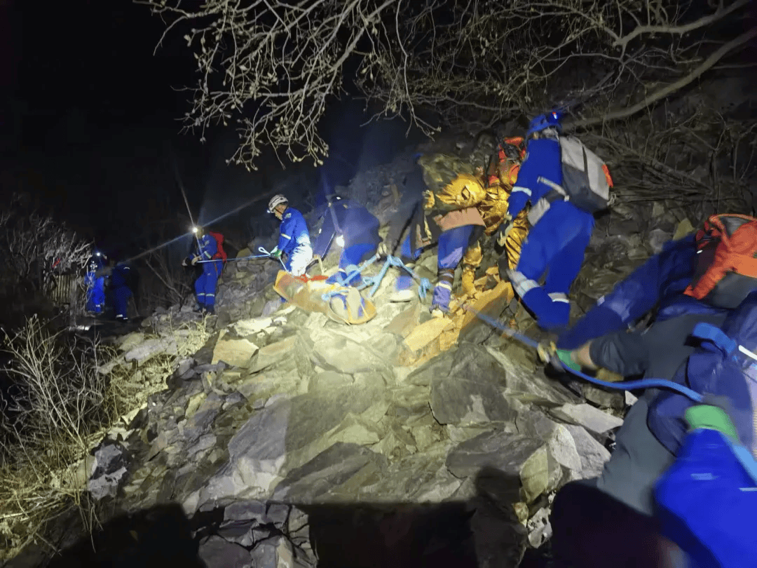 男子帶娃登山突然倒地去世，8歲孩子：以為爸爸只是睡著了……