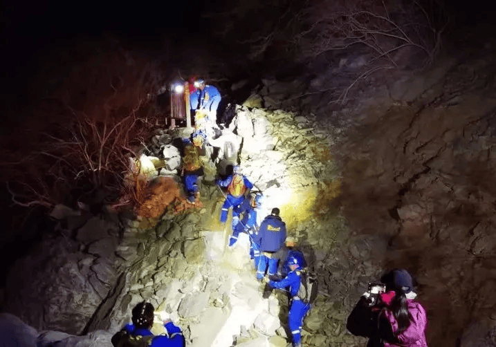 男子帶娃登山突然倒地去世，8歲孩子：以為爸爸只是睡著了……