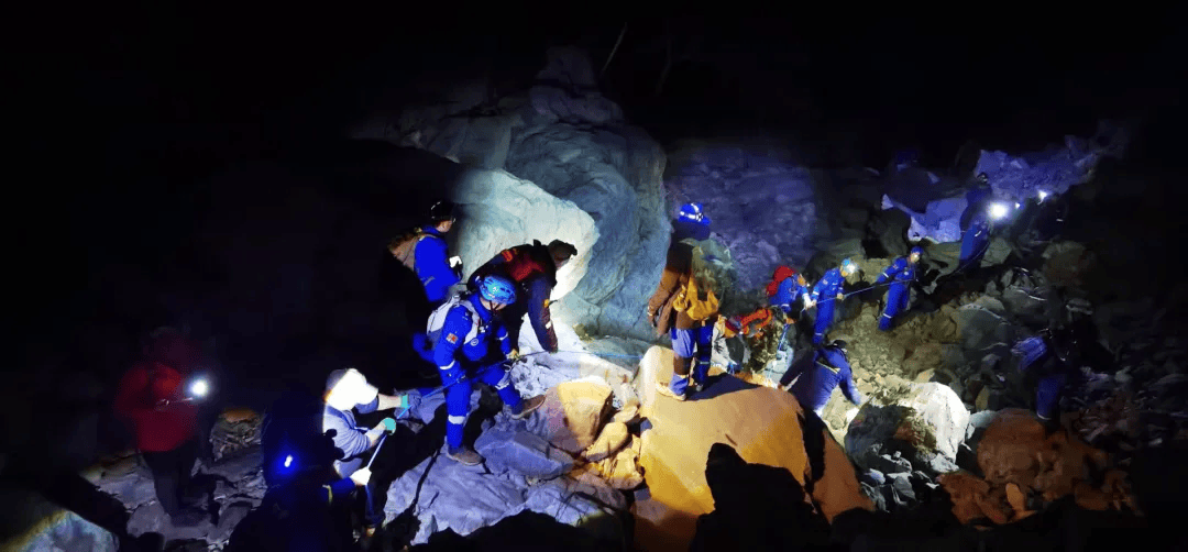 男子帶娃登山突然倒地去世，8歲孩子：以為爸爸只是睡著了……