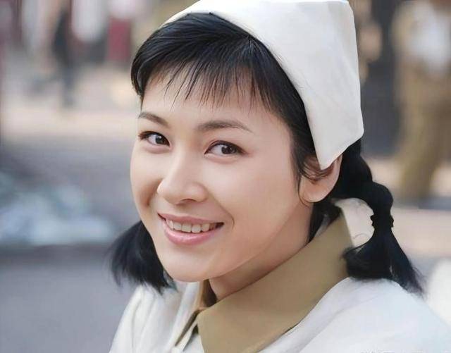 富商周旭輝，44歲娶小12歲女星童蕾，獲刑3年后，妻女過得如何？