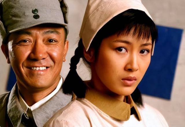 富商周旭輝，44歲娶小12歲女星童蕾，獲刑3年后，妻女過得如何？