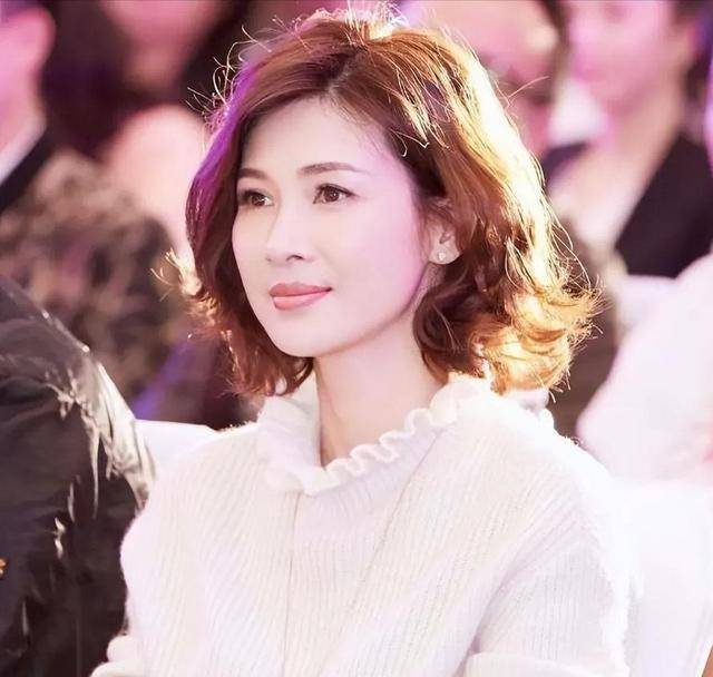 富商周旭輝，44歲娶小12歲女星童蕾，獲刑3年后，妻女過得如何？