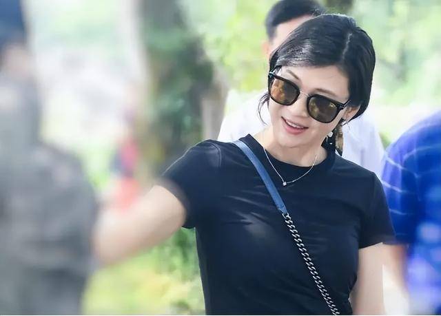 富商周旭輝，44歲娶小12歲女星童蕾，獲刑3年后，妻女過得如何？