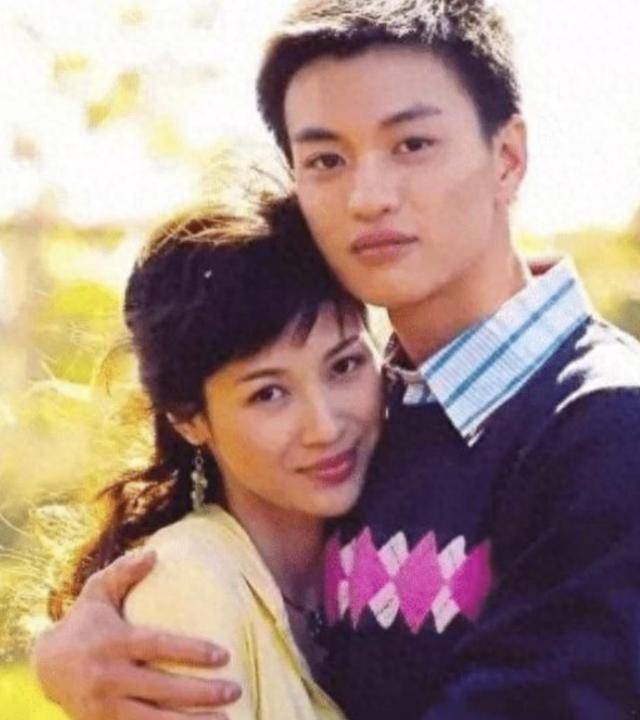 富商周旭輝，44歲娶小12歲女星童蕾，獲刑3年后，妻女過得如何？