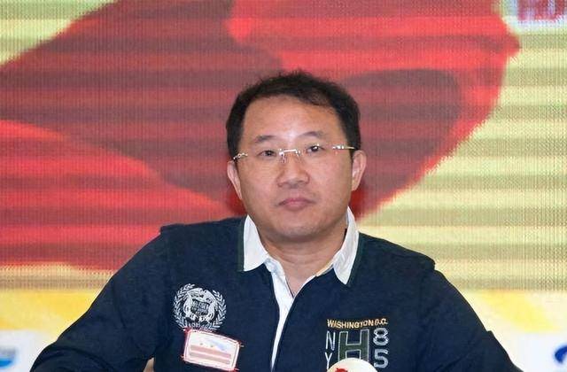 富商周旭輝，44歲娶小12歲女星童蕾，獲刑3年后，妻女過得如何？