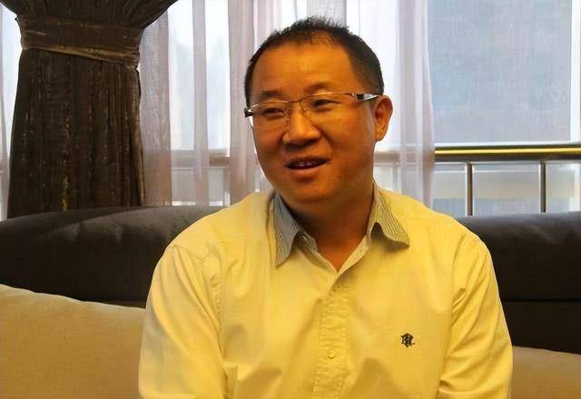 富商周旭輝，44歲娶小12歲女星童蕾，獲刑3年后，妻女過得如何？