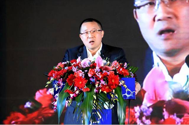 富商周旭輝，44歲娶小12歲女星童蕾，獲刑3年后，妻女過得如何？