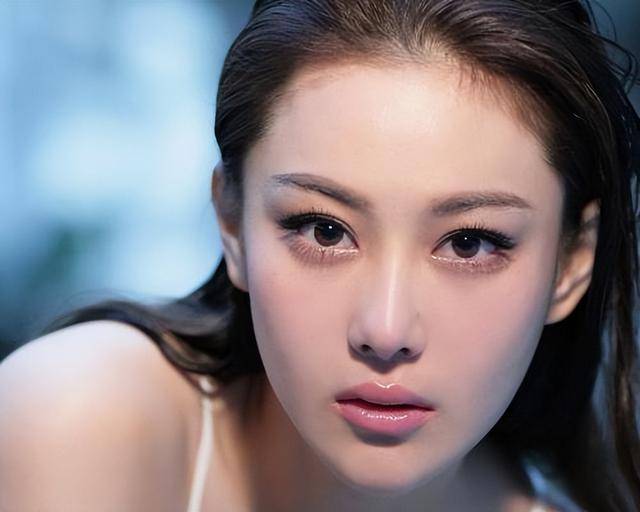 富商周旭輝，44歲娶小12歲女星童蕾，獲刑3年后，妻女過得如何？