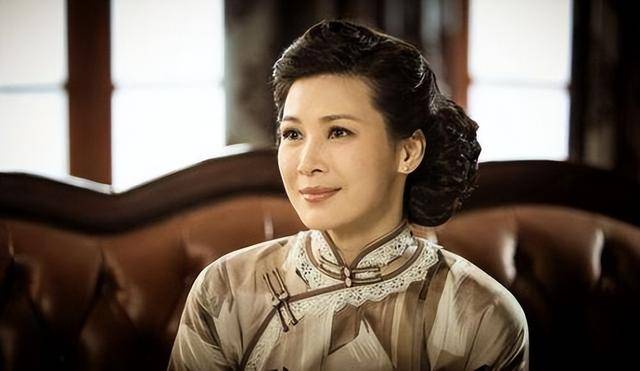 富商周旭輝，44歲娶小12歲女星童蕾，獲刑3年后，妻女過得如何？