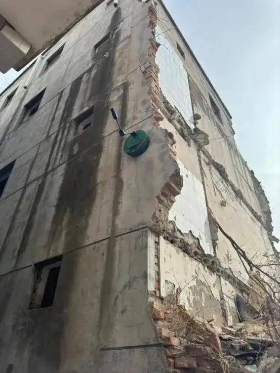 這是啥黑科技？軍用爬墻機(jī)器人為啥能在垂直墻面如履平地？