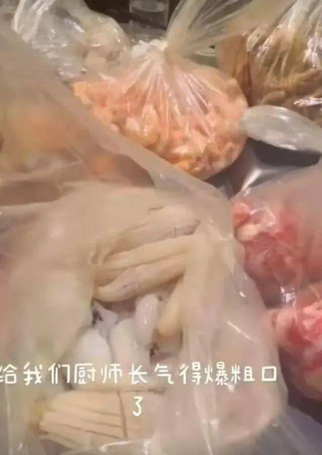 上海兩女子吃159元自助，偷偷“打包”近400元菜品