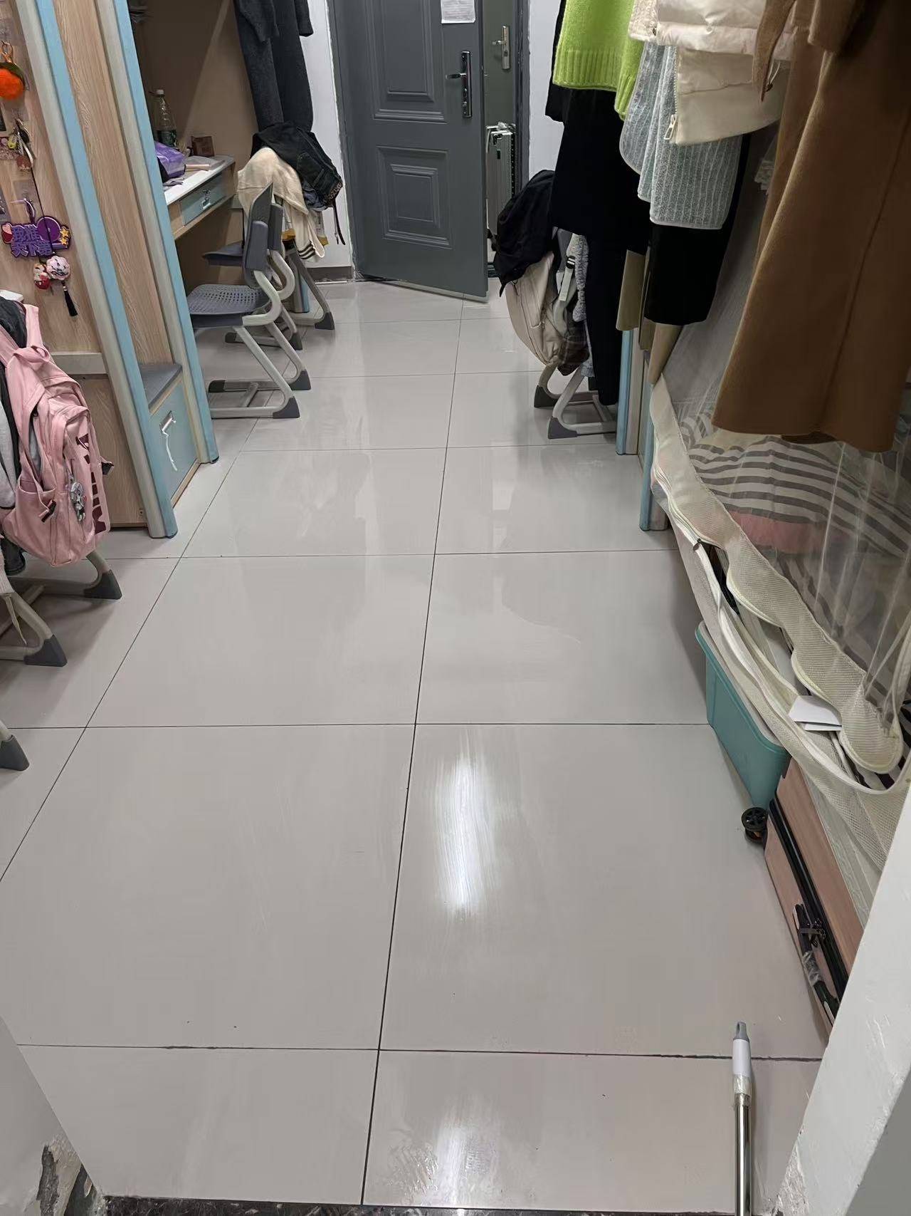 女大學(xué)生做宿舍保潔，半月接8單，全屋打掃49元，局部15元，回應(yīng)：想增加生活體驗(yàn)