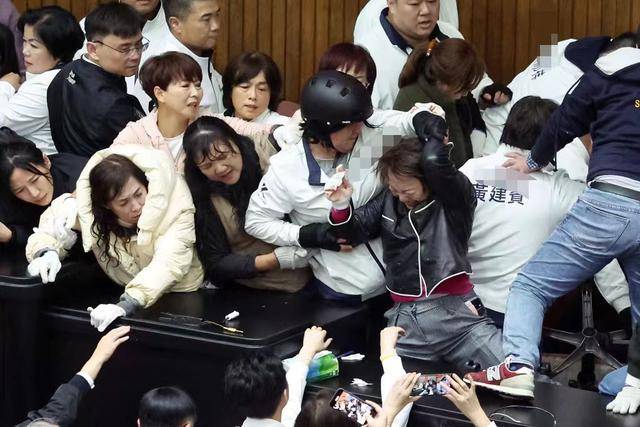 民進黨18位民代集體缺席，藍營青年痛批“根本是愧對支持者”