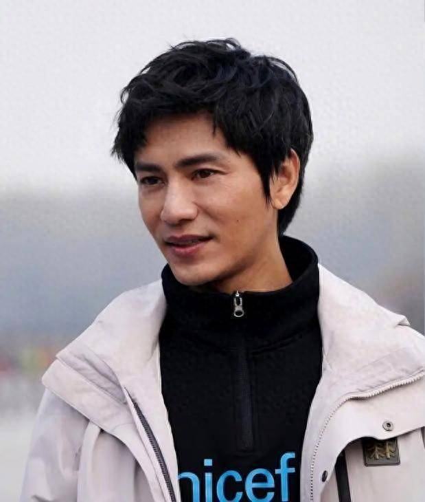 陳坤的兒子已成年，容貌開始顯現母親的基因，像誰可以認得出嗎？