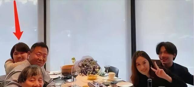 陳坤的兒子已成年，容貌開始顯現母親的基因，像誰可以認得出嗎？