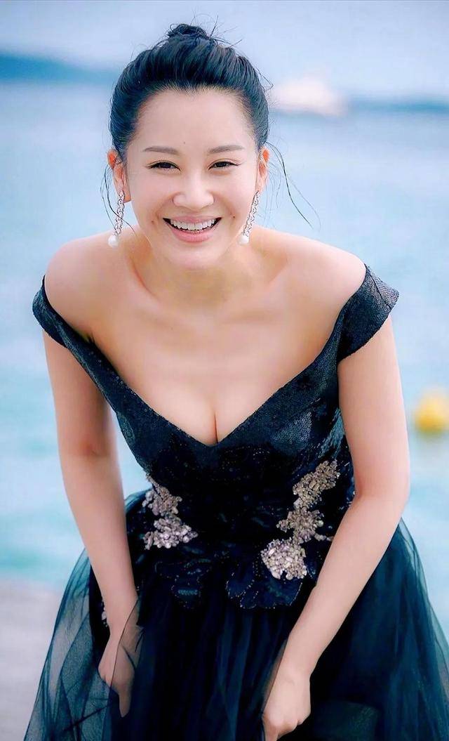 事實(shí)證明，55歲“無(wú)人敢娶”的許晴，才是真正的人間清醒！