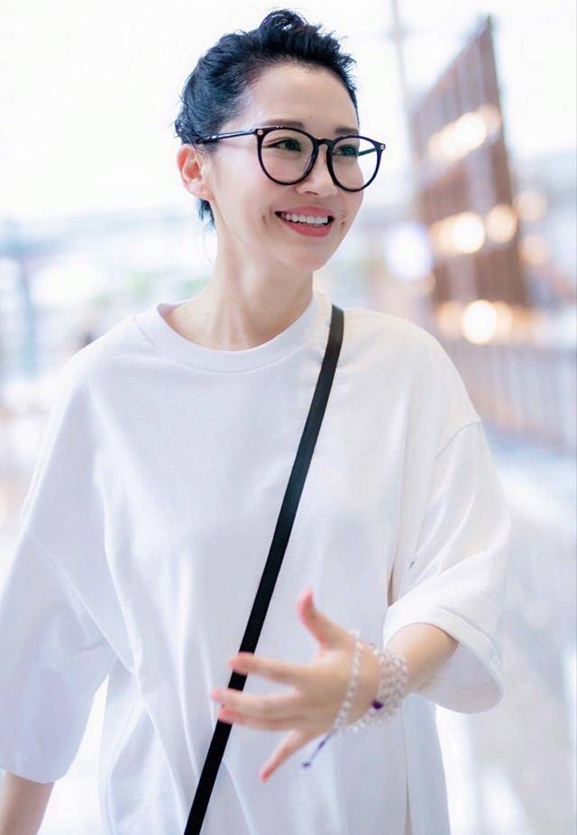 事實(shí)證明，55歲“無(wú)人敢娶”的許晴，才是真正的人間清醒！