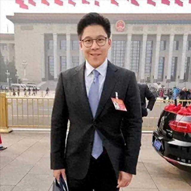 霍啟剛：我敢不疼老婆嗎？那可是拿3000億繼承權(quán)換的！