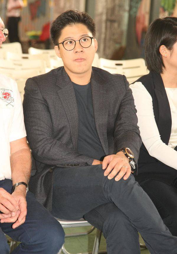 霍啟剛：我敢不疼老婆嗎？那可是拿3000億繼承權(quán)換的！