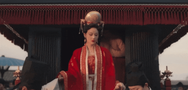 全網(wǎng)熱議，張馨予的頭上為什么要頂個“鳥窩”？