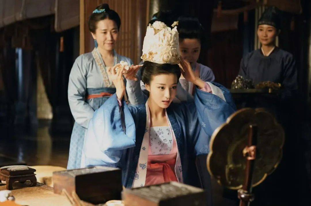 全網(wǎng)熱議，張馨予的頭上為什么要頂個“鳥窩”？