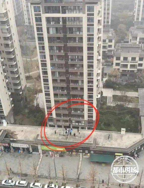 7歲孩子墜樓身亡！網(wǎng)友稱事發(fā)時，其父正在裝修作業(yè)？