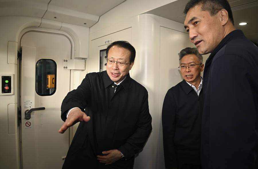 龔正市長宣布上海市域線機(jī)場聯(lián)絡(luò)線開通，嘉賓登上列車共同體驗(yàn)乘坐