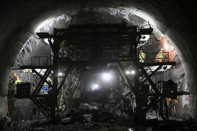 穿越天山！世界最長高速公路隧道貫通