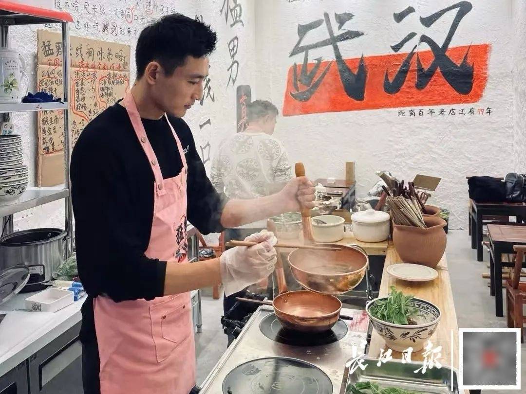 31歲男模冠軍退圈，在武漢賣米粉，開業(yè)一周就火了